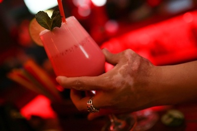 新たな流行、若者はなぜアルコール入りのソフトドリンクを欲しがるのか？