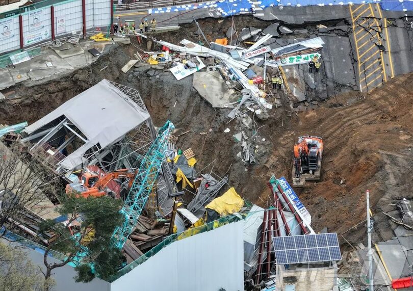 4月14日、京畿道光明市の崩壊現場で、行方不明者の捜索作業を続ける消防隊員ら(c)news1