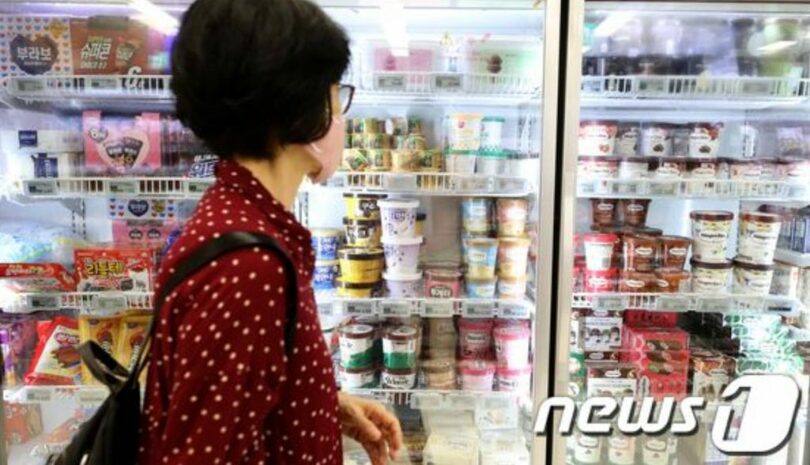 ソウルにあるマートのアイスクリーム冷蔵庫(c)news1