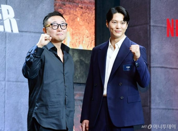 2日午前、「カーター」製作報告会でポーズを取るチョン・ビョンギル監督と俳優ジュウォン(c)MONEYTODAY