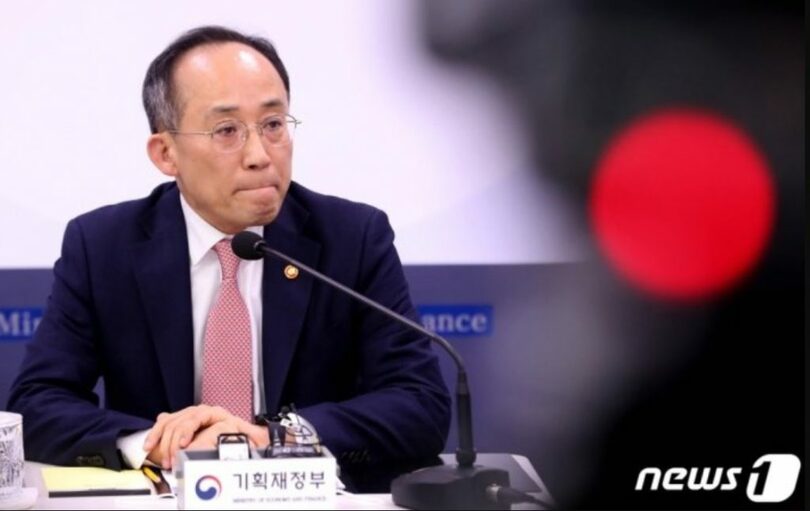1月26日、記者会見に臨む韓国のチュ・ギョンホ（秋慶鎬）経済副首相兼企画財政相(c)news1