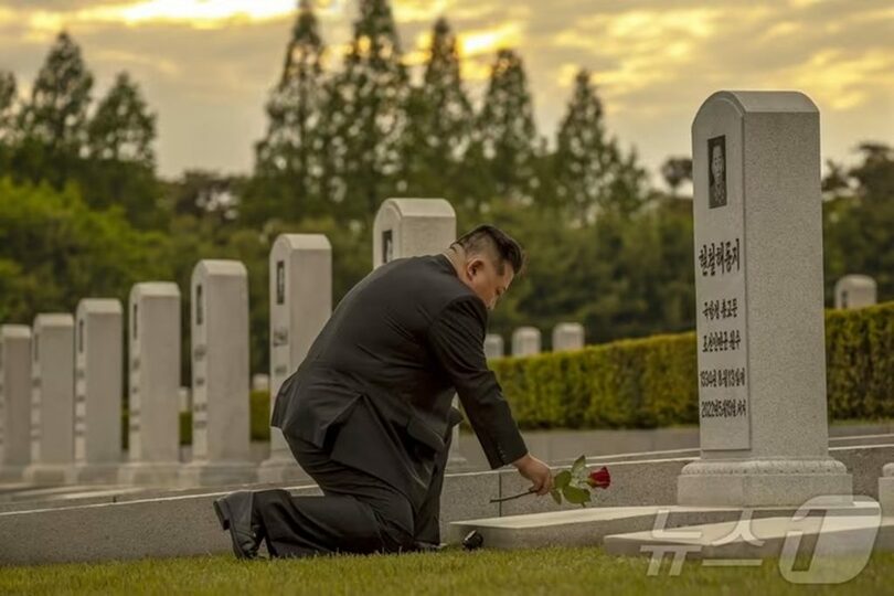 ヒョン・チョレ（玄哲海）氏の墓地を参拝する北朝鮮のキム・ジョンウン（金正恩）朝鮮労働党総書記＝労働新聞(c)news1