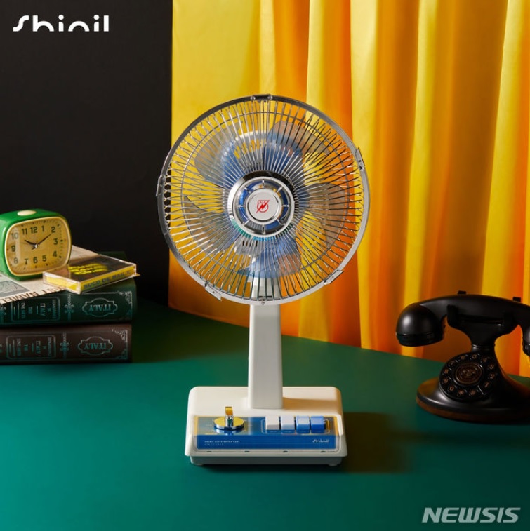 シニル電子「卓上用レトロ扇風機」（写真=シニル電子提供）(c)NEWSIS