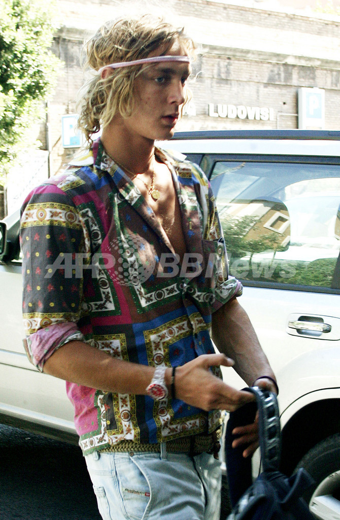 ヴァレンティノ創立45周年記念式典 会場にモナコのアンドレア カシラギ公子ら登場 写真7枚 国際ニュース Afpbb News