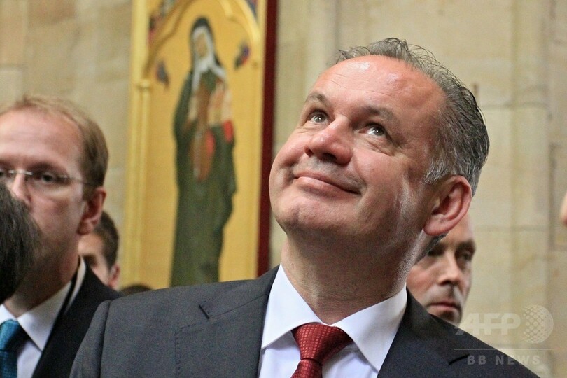 スロバキアの富豪大統領、「初任給」を困窮世帯に全額寄付