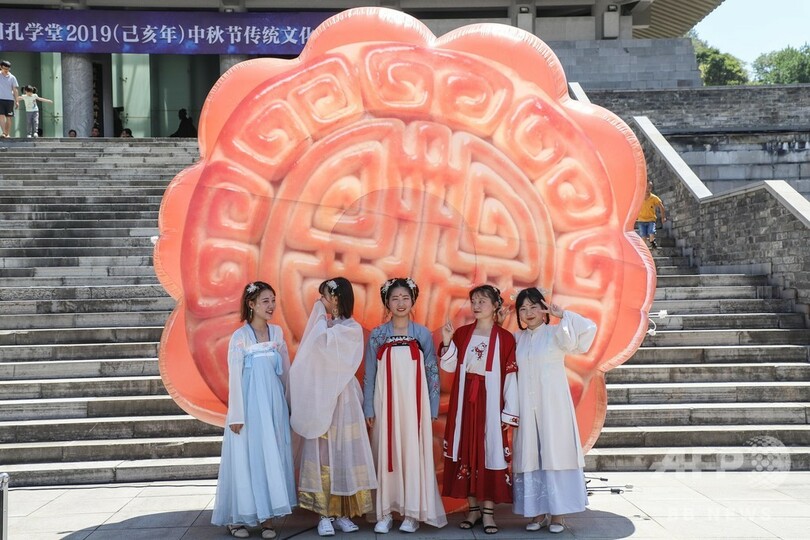 漢民族の伝統衣装「漢服」 中国の若者の間でブームに