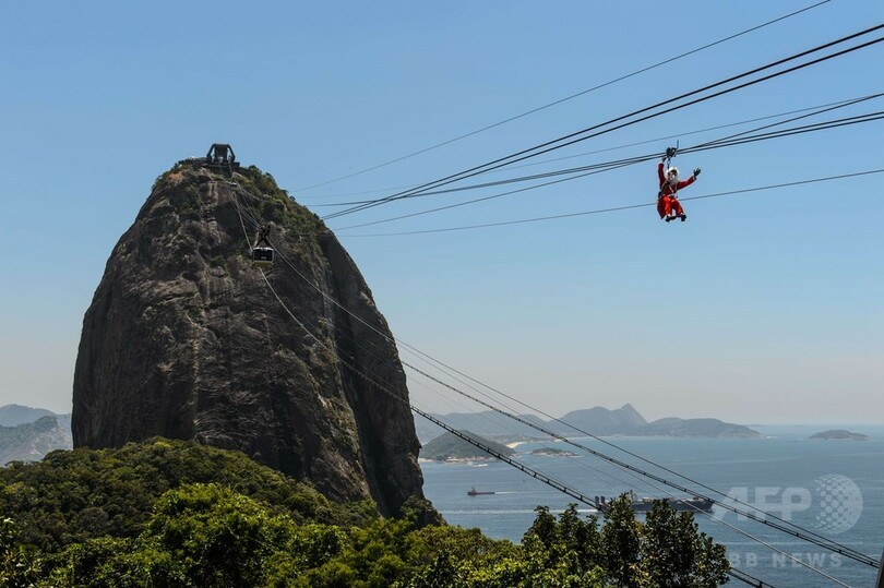 ブラジルのサンタ、山の頂上からスイーっと