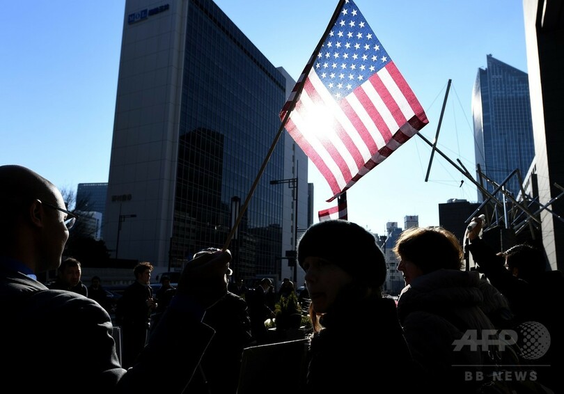 来日中の米国務長官にパリ協定への責任訴え、在日米国人がデモ