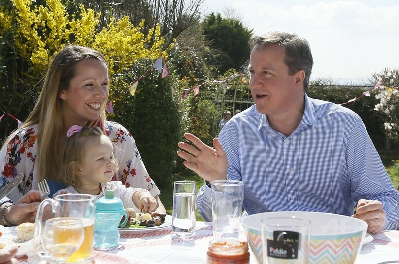 ナイフとフォークでホットドッグ、英首相が冗談の種に