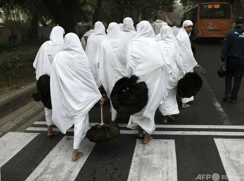 資産80億円を捨て尼に、宝石商の8歳娘が出家 インド