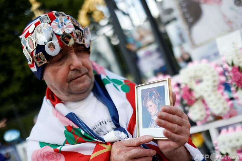 ダイアナ元妃、没後25年 英仏で人々が追悼