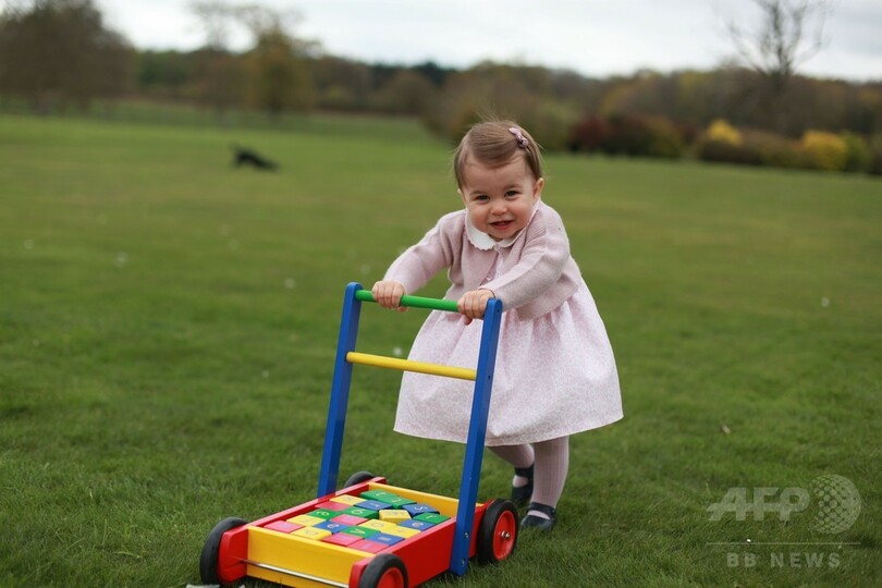 シャーロット英王女、1歳誕生日を前に新たな写真公開