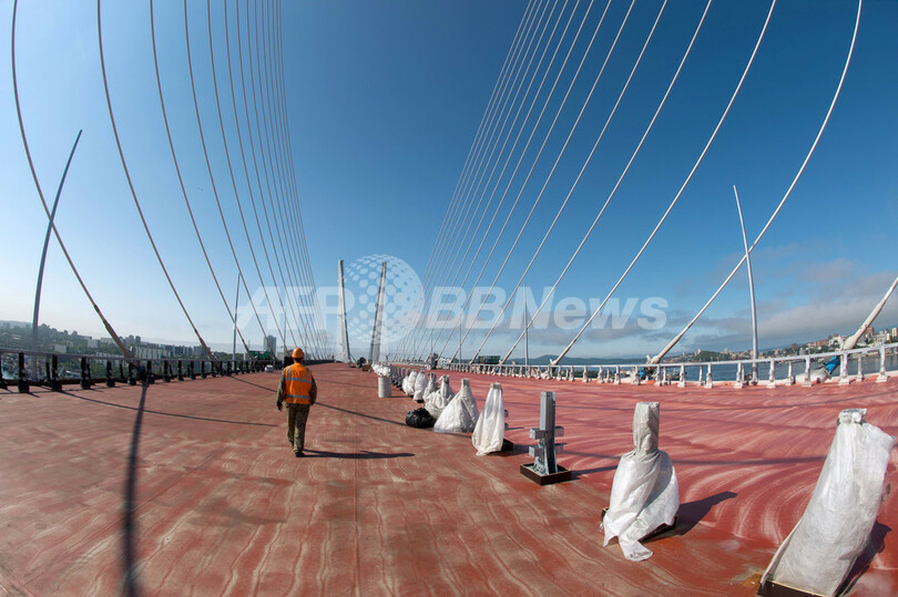 ロシア極東で世界最長の斜張橋が完成、APECサミット開催を前に