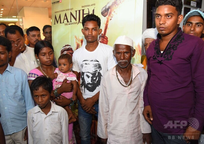 亡妻思い22年間、山を掘り続けた男性の実話を映画化 インド