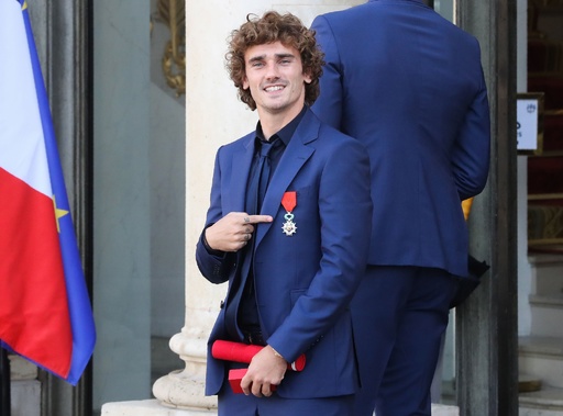 W杯優勝の仏代表に最高勲章レジオン・ドヌール、大統領府で叙勲式 写真