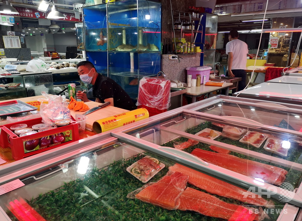 問われる新型コロナの感染源、庶民はサーモンを食べてもよいのか? 中国・北京市 問われる新型コロナの感染源、庶民はサーモンを食べてもよいのか? 中国・北京市