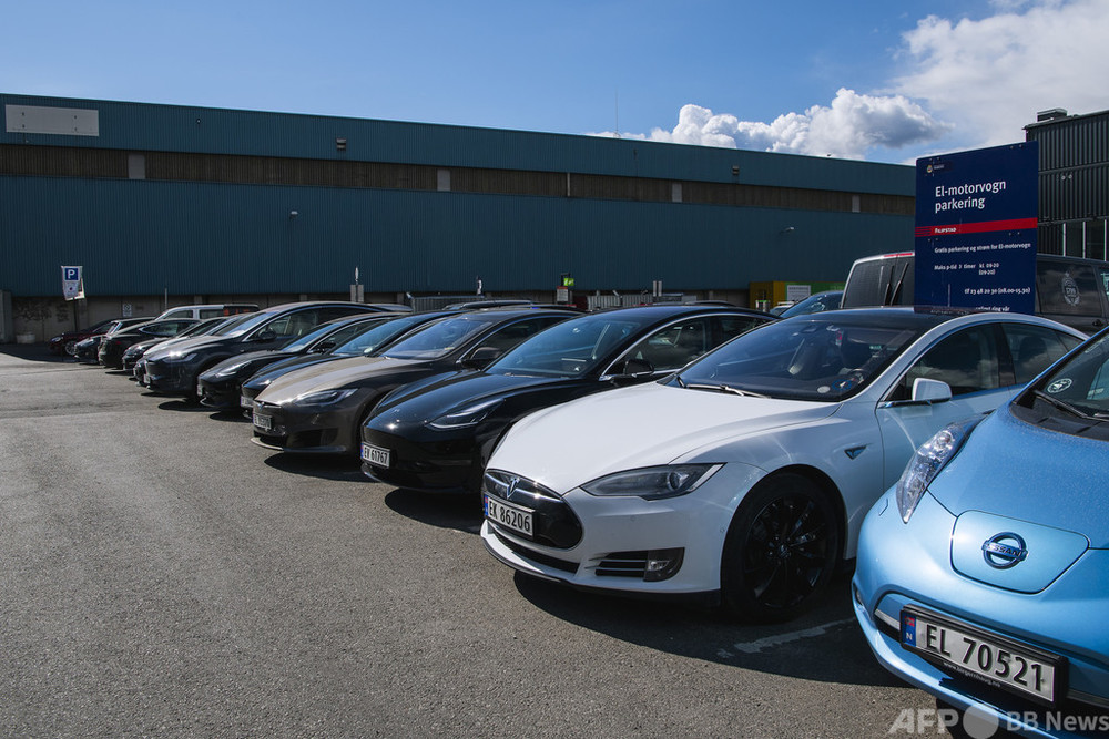 ノルウェー、電気自動車が年間新車登録台数の半数超える 世界初