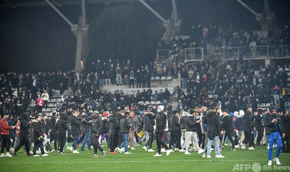 リヨンのカップ戦がまたも中止に、観客の騒動で 写真7枚 国際ニュース:AFPBB News