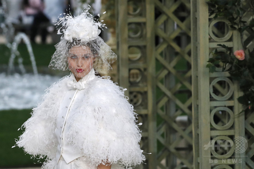 庭園舞台にロマンティックな「シャネル」18年春夏オートクチュール