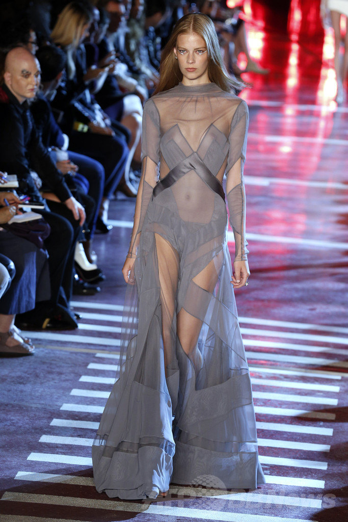 ボリュームと軽さの絶妙なバランス、「アレクサンドル・ボーティエ」14/15年秋冬オートクチュール