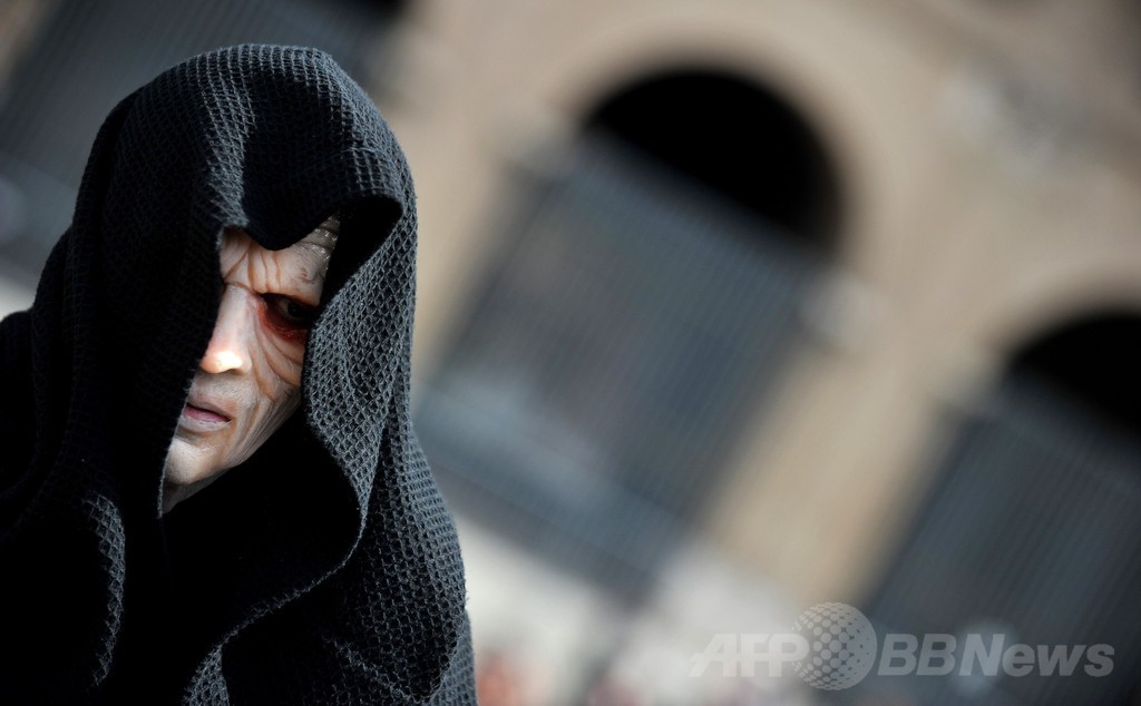 「スター・ウォーズの日」でファン集結、伊ローマのコロッセオ