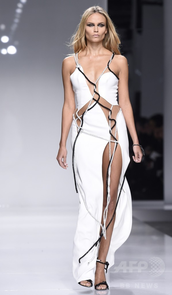 「アトリエ ヴェルサーチ」16年春夏パリ・オートクチュール