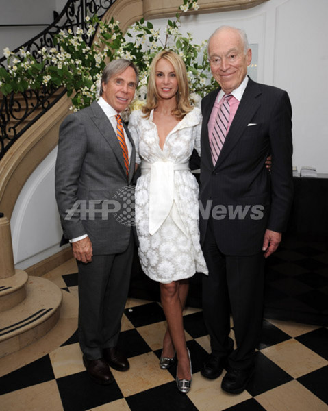 トミー・ヒルフィガーの婚約をローダー家がお祝い