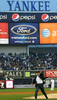 新ヤンキースタジアム（Yankee Stadium）で行われたニューヨーク・ヤンキースとシカゴ・カブスのオープン戦で始球式を行うレジー・ジャクソン（%%Reggie Jackson%%）氏。（2009年4月3日撮影）(c)AFP/Getty Images/Chris McGrath