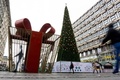 セルビアの首都ベオグラード中心部に設置された巨大クリスマスツリー（2017年12月23日撮影）。(c) AFP PHOTO / ANDREJ ISAKOVIC