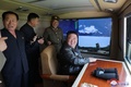 新型戦術弾道ミサイルの発射実験を視察する北朝鮮の金正恩（キム・ジョンウン）朝鮮労働党総書記。朝鮮中央通信（KCNA）公開（2024年5月17日撮影、18日公開、資料写真）。(c)AFP PHOTO/KCNA VIA KNS