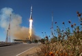 カザフスタン・バイコヌール宇宙基地から打ち上げられたロシアの宇宙船ソユーズ。ロスコスモス提供（2021年10月5日撮影・公開）。(c)AFP PHOTO / Russian space agency Roscosmos