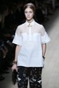 フランス・パリ市内で発表された「ヴァレンティノ（VALENTINO）」14年春夏コレクション（2013年10月1日撮影）。(c)AFP/PATRICK KOVARIK