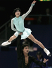 08世界フィギュアスケート選手権でペア・ショートプログラムに臨む川口悠子（上）とアレクサンドル・スミルノフ。(c)AFP/YURI KADOBNOV