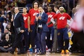 15-16NBA、クリーブランド・キャバリアーズ対シカゴ・ブルズ。タイムアウトを取るクリーブランド・キャバリアーズのティロン・ルー新HC（中央、2016年1月23日撮影）。(c)AFP/Getty Images/Jason Miller