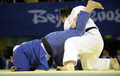柔道・女子78キロ超級決勝でトウ文（左）と対戦する塚田真希。（2008年8月15日撮影）(c)AFP/TOSHIFUMI KITAMURA