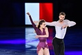 平昌冬季五輪、フィギュアスケートのエキシビションに臨むガブリエラ・パパダキス/ギヨーム・シゼロン組（2018年2月25日撮影）。(c)AFP/Mladen ANTONOV