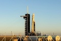 米航空宇宙局（NASA）の探査機「エウロパ・クリッパー」を搭載したスペースX社のロケット「ファルコン9」。フロリダ州ケープカナベラルのケネディ宇宙センターで（2024年10月14日撮影）。(c)CHANDAN KHANNA / AFP
