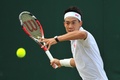 テニス、ウィンブルドン選手権（The Championships Wimbledon 2014）男子シングルス3回戦。リターンを狙う錦織圭（Kei Nishikori、2014年6月28日撮影）。(c)AFP/GLYN KIRK