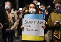 独西部ドルトムントで、国際銀行間通信協会（SWIFT、スイフト）の決済網からのロシアの排除を訴えるデモ隊（2022年2月25日撮影）。(c)Ina FASSBENDER / AFP