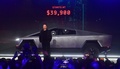 米カリフォルニア州でテスラの完全電気自動車「サイバートラック」を披露するイーロン・マスクCEO（2019年11月21日撮影）。(c)Frederic J. BROWN / AFP