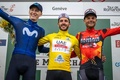 自転車ロードレース、ツール・ド・ロマンディ、最終第5ステージ（ブフランラビルからジュネーブ、170.8キロメートル）。表彰式に臨む（左から）総合2位に入ったモビスター・チームのマッテオ・ヨルゲンソン、総合優勝を飾ったUTEのアダム・イェーツ、総合3位に入ったバーレーン・ヴィクトリアスのダミアーノ・カルーゾ（2023年4月30日撮影）。(c)Fabrice COFFRINI / AFP