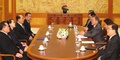 韓国大統領府（青瓦台）で、文在寅（ムン・ジェイン）大統領（右から3人目）と会談する北朝鮮の金正恩（キム・ジョンウン）朝鮮労働党委員長の妹、金与正（キム・ヨジョン）党中央委員会第1副部長（左から2人目）ら（2018年2月10日撮影）。(c) AFP PHOTO / YONHAP