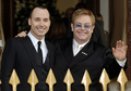英歌手エルトン・ジョンさん（右）とそのパートナーのデービッド・ファーニッシュさん。英ウィンザーで（2005年12月21日撮影）。(c)AFP PHOTO / ANDY STUART