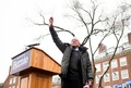米ニューヨークのブルックリン地区で行った2020年大統領選の選挙集会で、支持者らに手を振るバーニー・サンダース上院議員（2019年3月2日撮影）。(c)Johannes EISELE / AFP
