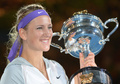 全豪オープンテニス（Australian Open Tennis Tournament 2013）は26日、女子シングルス決勝が行われ、大会第1シードのビクトリア・アザレンカ（Victoria Azarenka、ベラルーシ）が4-6、6-4、6-3で第6シードの李娜（Na Li、ナ・リー、中国）を下し、2連覇を飾った。

トロフィーを手にするビクトリア・アザレンカ（2013年1月26日撮影）。(c)AFP/PETER PARKS
