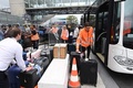 荷物仕分け機器が故障したフランス・オルリ空港で、バスに荷物を積み込む職員（2023年8月3日撮影）。(c)STEFANO RELLANDINI / AFP