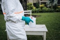 コンゴ民主共和国東部ゴマの個人宅で、新型コロナウイルス感染症の検査のため採取した血液の検体を運ぶ保健省の職員（2020年3月31日撮影）。(c)ALEXIS HUGUET / AFP
