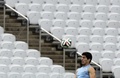 サッカーW杯ブラジル大会（2014 World Cup）グループDのイングランド戦を控え、アレーナ・デ・サンパウロ（Arena de Sao Paulo）で調整を行うウルグアイのルイス・スアレス（Luis Suarez、2014年6月18日撮影）。(c)AFP/DANIEL GARCIA