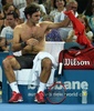 テニス、ブリスベーン国際（Brisbane International 2015）男子シングルス決勝。セット間に着替えるロジャー・フェデラー（Roger Federer、2015年1月11日撮影）。(c)AFP/Saeed KHAN