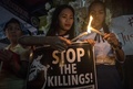 フィリピンの首都マニラで、警官に射殺された17歳の少年キアン・デロスサントスさんの通夜に参列したデロスサントスさんのクラスメートら（2017年8月25日撮影）。(c)AFP/Noel CELIS